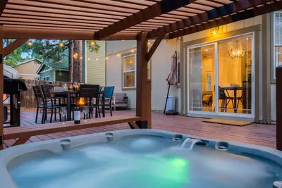 Image de Peaks &Pines--Hot Tub, Nearby Trails, National Forest and Park