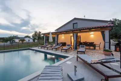 Image de Maison de vacances Avec une grande piscine de jardin