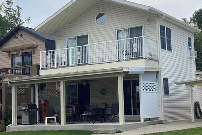 Image de Sunset Hideaway - Lakefront Escape with Private Pool, Dock space & Sunset Views