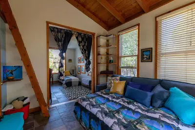 Image de Private back house studio with loft, patios, and gardens. Disneyland close.
