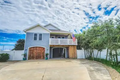 Image de Lovely, Multi Level getaway with a private deck, fenced yard, full kitchen, & Ac
