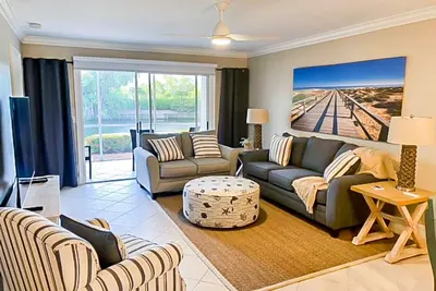 Image de Lakefront getaway with walk-out lanai, pool, tennis/Bocce courts & marina