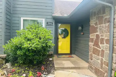 Image de Cozy Jenks Cottage, 3 Bed 2 Bath, Pergola, Backyard Oasis, Hot Tub Host With Heart