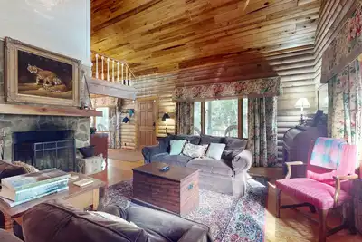 Image de Dog-friendly cabin with mountain views, wood-burning fireplace, and WiFi