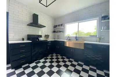 Image de The Melrose Manor, a Historical 1938 Home in Ingleside, Tx.