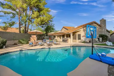 Resort-Style Fun! Pool, Spa, Outdoor Tv & Endless Yard Games
