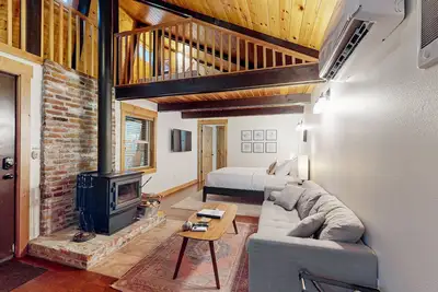 Dog-friendly cabin with deck, hot tub & firepit - walk to Sandy River