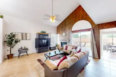 Image de Retro home with enclosed yard, covered patio, grill, firepit, Ac, & washer/dryer