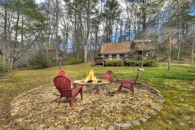 Image de Knotty Creek Retreat - Creek access & hot tub
