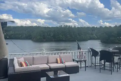 Image de Peaceful Seasonal lake front cottage with view of Burden Lake