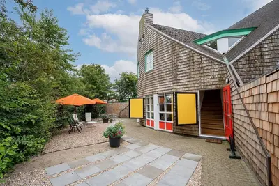 Image de Fairytale house with lovely playing field, privacy, central location, large playfield, child und family friendly.