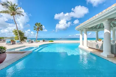 Image de Five bedroom petit plage oasis with contemporary style