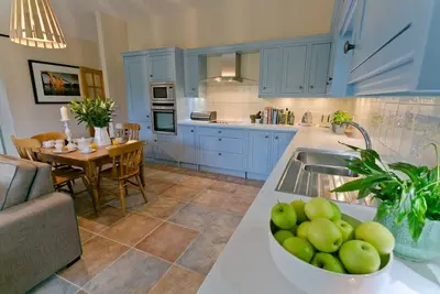 Image de Afon Menai - a hot tub that sleeps 4 guests in 2 bedrooms
