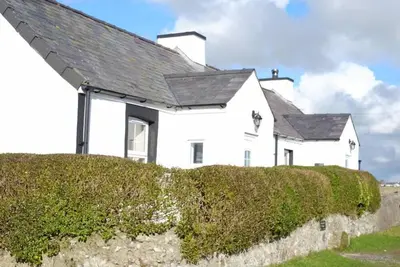 Bodwarren -  a ground floor bedroom that sleeps 4 guests  in 2 bedrooms