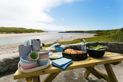 Image de Ty Glan Y Mor - an on the beach that sleeps 6 guests in 3 bedrooms