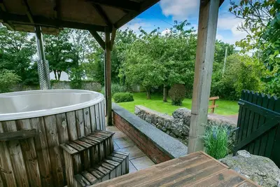 Image de Ty'r Ardd - a ground floor bedroom that sleeps 7 guests in 4 bedrooms