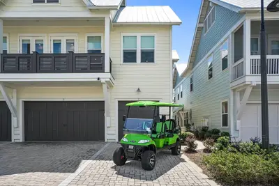 Prominence Salty Escape, Dog Friendly, Beach, 2 Pools, Golf Cart, 4 Bikes 2025