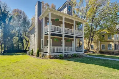 Image de Gather in this beautiful 3 bedroom, 2. 5 bath home