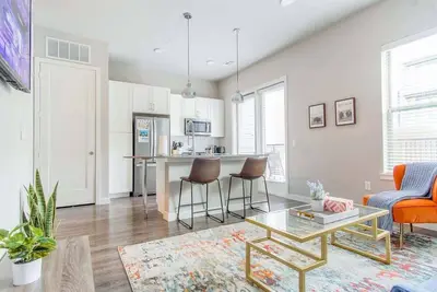 Pool + Gym + Parking 1br King Suite A