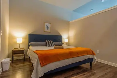 Luxury 1br King Suite Pool + Gym + Parking  - B
