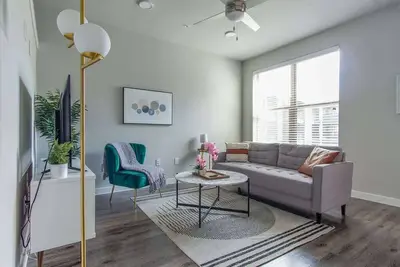 Pool + Gym + Parking 1br King Suite C