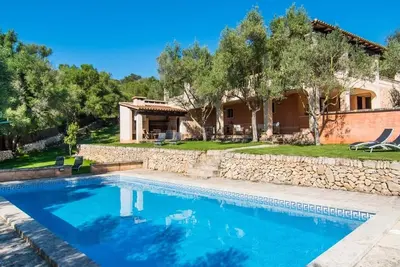 Image de Rustic property with pool, 10 minutes from the beach.