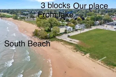 Image de Beach Lake House walking disance to lake Close to Downtown\n & South Pier\n4BR 2ba