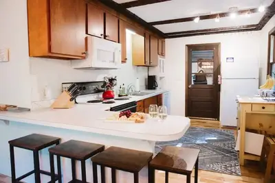 New Treetop Chalet by Mt. Snow. Free late checkout, firepit, king bed in master.