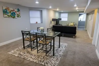 Image de Cozy 2br/1ba Garden Apartment Near Lincoln Square