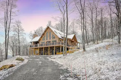 Image de Spacious, dog-friendly retreat with hot tub, firepit, fireplaces & game room