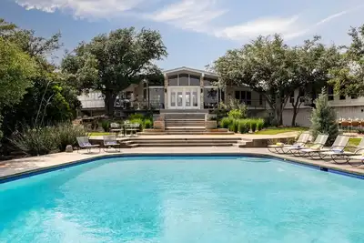 Image de Austin Skyline Views + Private Pool - Brigadoon!
