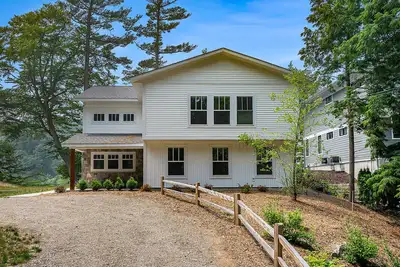 Image de Spacious, riverfront new-build with wooded surroundings - minutes to town
