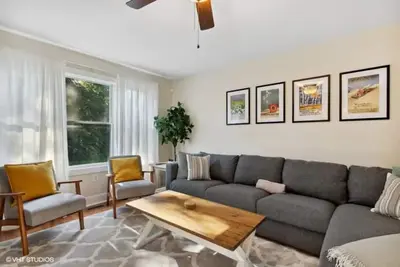 Image de Featherbone Farmhouse- Comfy Gem 1 Block to Town. Perfect for families & groups!