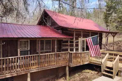Image de Authentic log cabin nestled in the woods by creek