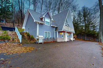 Image de Modern house on the lake with private dock, hot tub, air hockey & central Ac