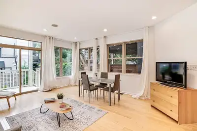 Image de Bright & Spacious Suites - 8br+Patio Sleeps 16!