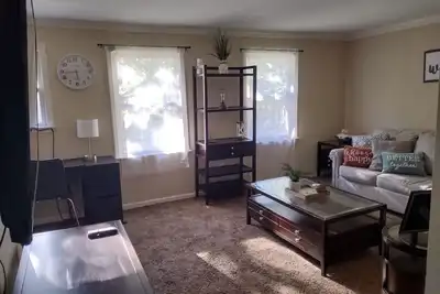 Image de Cozy second floor unit of duplex walking distance of Shaker Square!