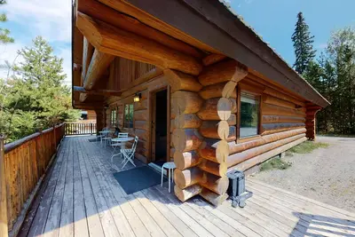 Image de Dog-friendly lakefront wilderness resort cabin with deck, WiFi, & full kitchen