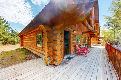 Image de Rustic lakefront resort log cabin with deck, internet, and full kitchen