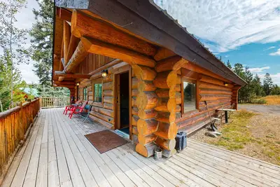 Image de Classic log cabin with deck, full kitchen, & free internet
