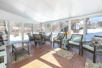 Image de Sunny Gilford home with hot tub & garden