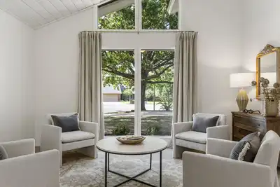 Image de Hunter Oaks: Stylish retreat in central Tulsa location