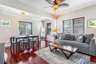 Image de Quaint, budget-friendly home walking distance to town with grill - dog-friendly