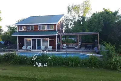 Image de • Pool Cottage, Pool & Hot Tub with Fire pit