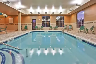 Image de 1 Bedroom | Queen Suite Near the River