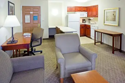 Image de Suite w/ Kitchen Only 30 Min to Six Flags!