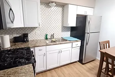 Image de Central 2 br apt with Ac close to Unm/Airport/I-25/Cnm/Hospital/Stadium/Netflix