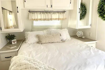 Image de Charming Farmhouse in a Travel Trailer
