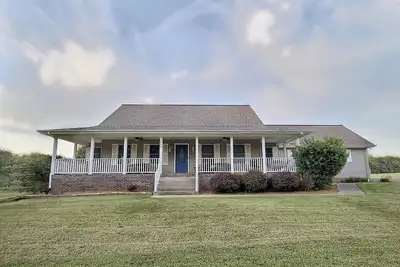 Image de Exceptional Home! Near Lake Barkley, King bed, fenced yard, extra living spaces.