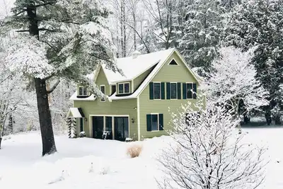 Ski season or yearly rental. Fireplace. Dogs  Indoor pool  Walk to Bba.